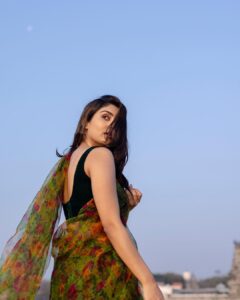 Rachel David Instagram - come walk with me on the beach // 🐥
.
.
.
Photographer @kiransa 
Hair & makeup @makeupbywanshazia