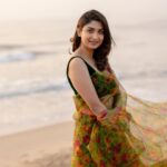 Rachel David Instagram - wearing a saree and walking on the beach is an extreme sport // 🐌 . . . Photographer @kiransa Hair & makeup @makeupbywanshazia