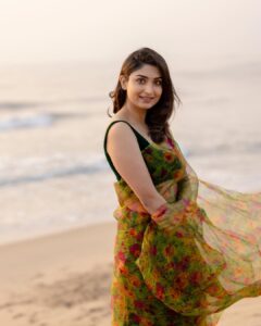 Rachel David Instagram - wearing a saree and walking on the beach is an extreme sport // 🐌 . . . Photographer @kiransa Hair & makeup @makeupbywanshazia