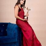 Rachel David Instagram - a pinky promise ♾️ . . . Thank you @chittara.star.awards @chittaramedia for this award! ♥️ Photographer- @rainbow_photography_official Hair & make up-@aadhyaraajmakeupartist1 Outfit- stole everything from my mom