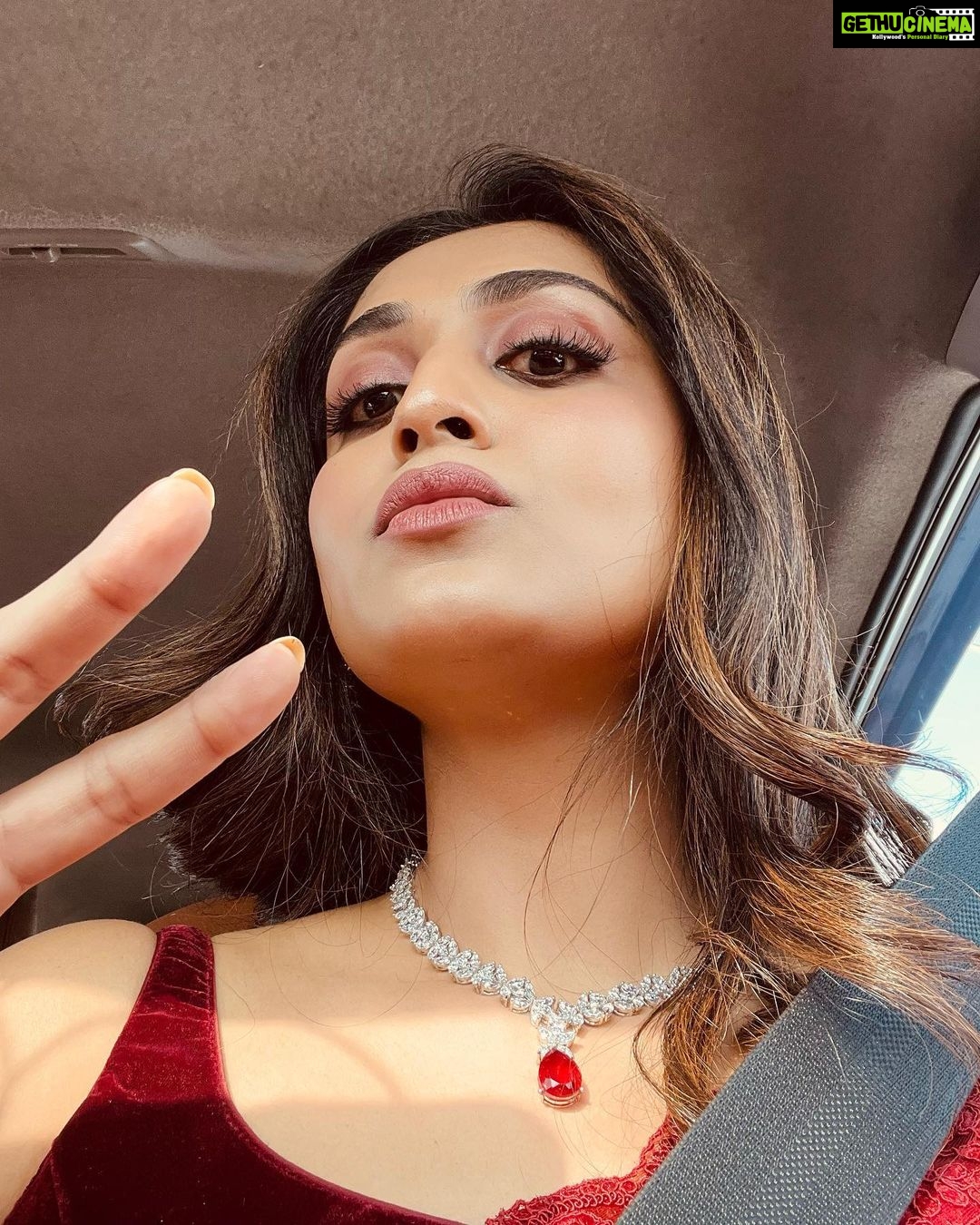 Rachel David Instagram - a pinky promise ♾️ . . . Thank you @chittara.star.awards @chittaramedia for this award! ♥️ Photographer- @rainbow_photography_official Hair & make up-@aadhyaraajmakeupartist1 Outfit- stole everything from my mom