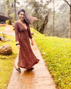 Rachel David Instagram - went for a walk, took a bunch of photos & laughed for no reason // 🐥
 .
.
.
@ayatana.coorg you beauty