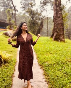 Rachel David Instagram - went for a walk, took a bunch of photos & laughed for no reason // 🐥
 .
.
.
@ayatana.coorg you beauty