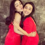 Radhika Muthukumar Instagram - Siddhi and maya♥️ #siddhi #maya #dochutkisindoor #nazara #modernlook #red #sisterlove #radhikamuthukumar