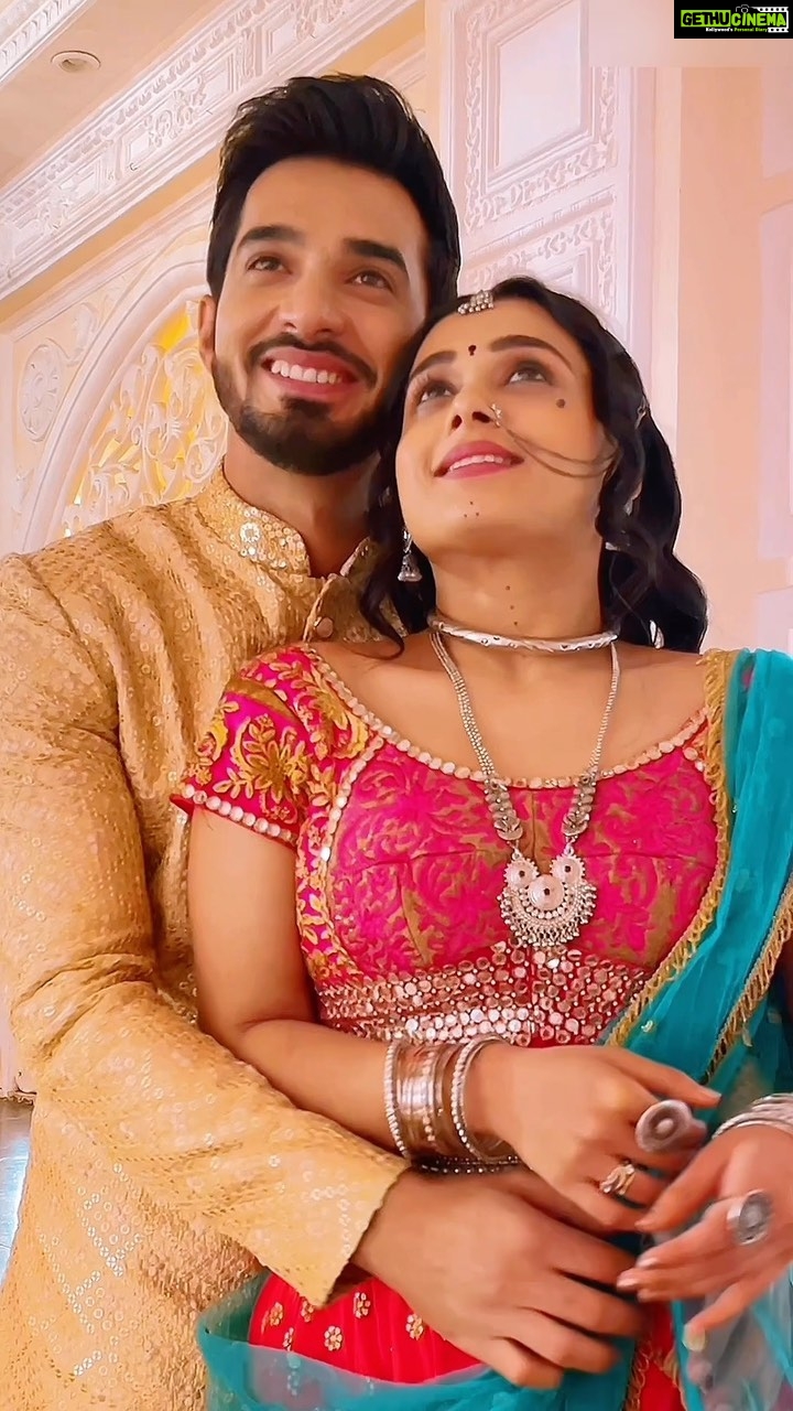 Radhika Muthukumar Instagram - #sidvi ❤️ . . . . #dochutkisindoor #siddhivinayak #nazarantv #love #sidvi #dochutkisindoor #radhikamuthukumar #sshubamdipta #trendingsongs #trendingreels #bollywoodsongs Mumbai, Maharashtra
