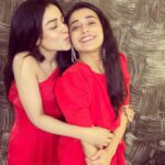Radhika Muthukumar Instagram - Siddhi and maya♥️ #siddhi #maya #dochutkisindoor #nazara #modernlook #red #sisterlove #radhikamuthukumar