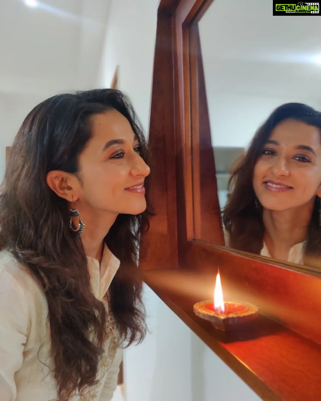 Radhika Narayan Instagram - Happy Deepavali 🎇 wishing y'all love and light ❤️ 🪔 #myfavouritehabba
