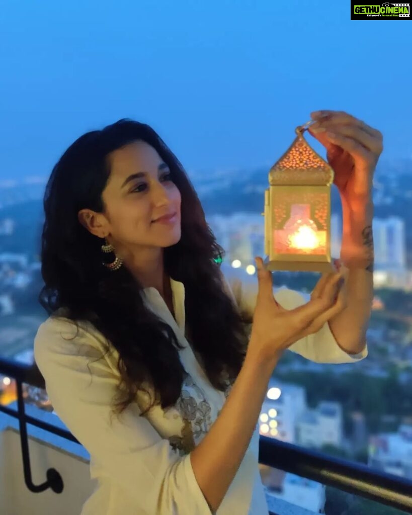 Radhika Narayan Instagram - Happy Deepavali 🎇 wishing y'all love and light ❤️ 🪔 #myfavouritehabba