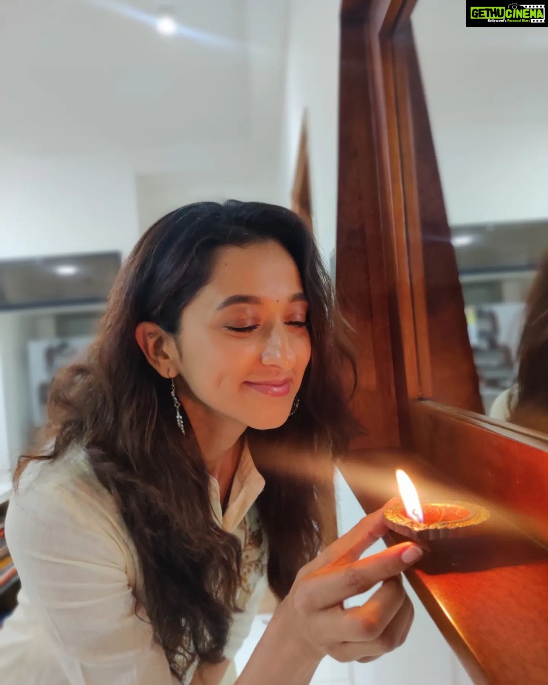 Radhika Narayan Instagram - Happy Deepavali 🎇 wishing y'all love and light ❤️ 🪔 #myfavouritehabba