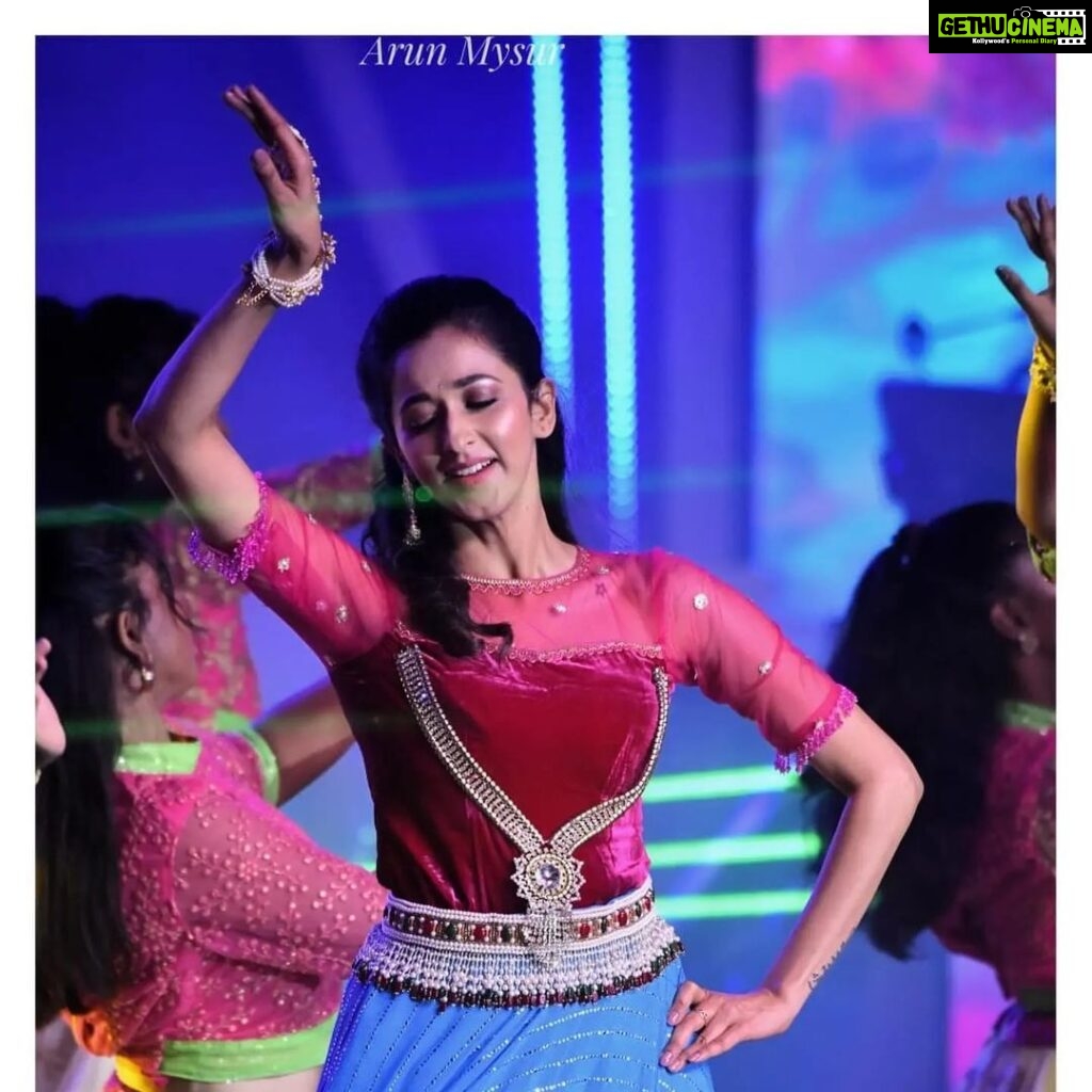Radhika Narayan Instagram - Dance, my first love! This was for Yuva Dasara 2023. What an incredible experience!! Thank you Mysuru! ❤️🙏 #throwback Outfit: @laxmikrishnaofficial Choreography: @anil_kumar_choreographer 📸: @arunmysur_official