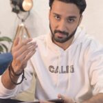 Raghav Juyal Instagram - #collaboration with @royalstagliveitlarge My excitement is over the moon 🌝 Because I got to star with Rohit, Bumrah, Surya and the World Cup Trophy in @royalstagliveitlarge’s film, thanks to the magic of #AI 🤩 You can be a part of #LargeHumaaraHai film too by following these steps: 👉🏻 Step 1: Visit the link www.RS-WC2023.com 👉🏻 Step 2: Upload your selfie and voice sample 👉🏻 Step 3: Register and submit Also, share your personalised film and stand a chance to win tickets to the ICC Men’s Cricket World Cup!* Yeh World Cup hai Large…aur #LargeHumaaraHai! *T&C apply. @instylewithaditi @kykastyle.in #GenerationLarge #RoyalStagLiveItLarge #LiveItLarge #ICC #CWC23