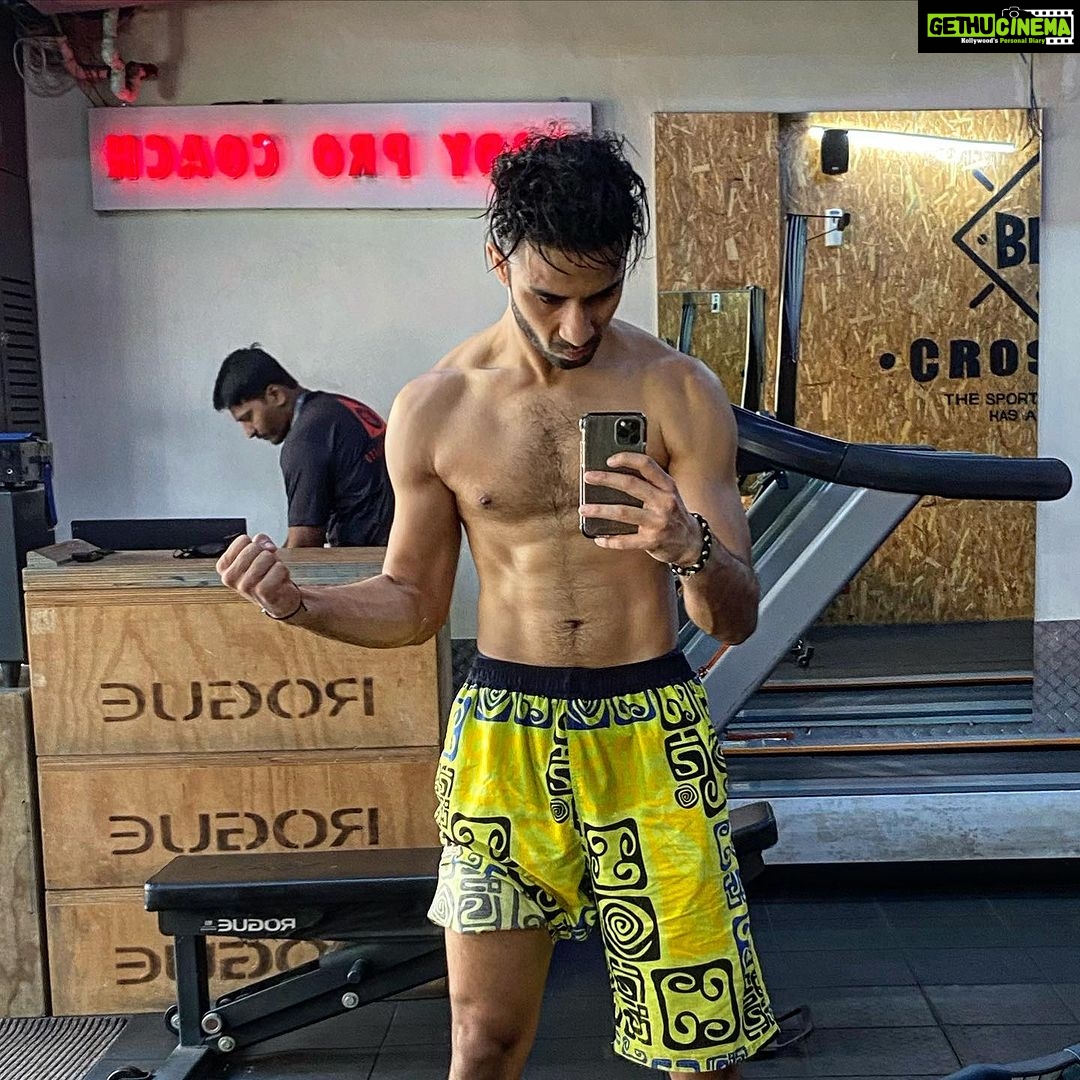 Raghav Juyal Instagram - Just for my film 🎥 kill Dont expect me to be like this forever . Bada ajeeb sa pressure hota hai is type ki body ka Mumbai, Maharashtra