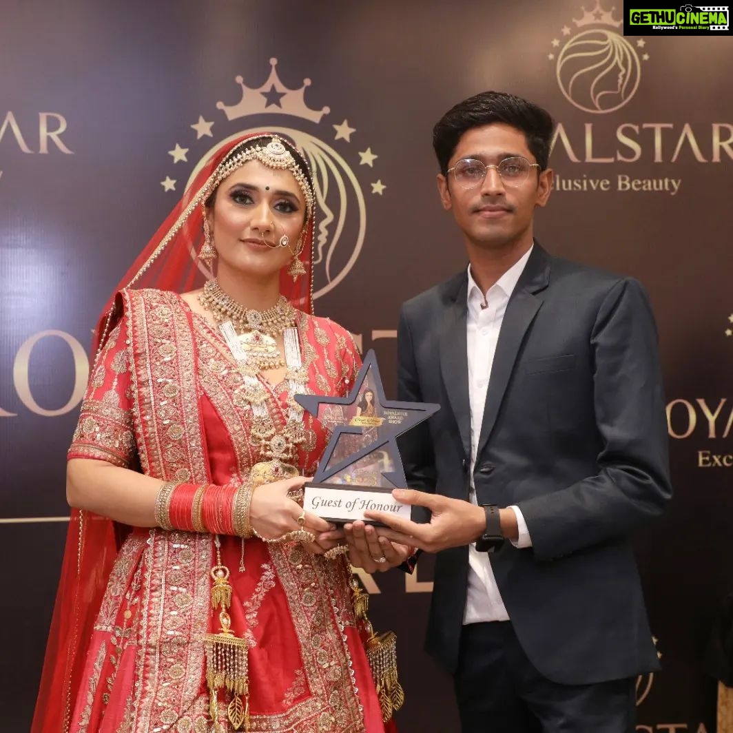 Ragini Khanna Instagram - I got best makeup artist Award by Bollywood celebrity actres @raginikhanna Best serial -@sasural.genda.phool #raginikhanna #makeupartist #proudmyself๐ฏ๐ช๐๐๐โค๏ธ๐๐ #happy #withcelebrity #blessed #royalstar @buyroyalstar #bestmakeupartist #awardshow