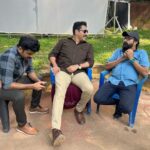 Rahman Instagram - ഇല്ല, ഒന്നും സംഭവിച്ചിട്ടില്ല...! ഇന്ന് എടുക്കുന്ന സീൻ, എനിക്ക് കാണിച്ച് തരികയാണ് സംവിധായകൻ ! 😂😂😂😂😂😜 @koyanajeem . Love working with him and his team. കൂടെ cinematograher @faizsiddik , writer @irrfanarouz and first AD @sunilkariattukara , on the sets of #1000plusbabies #augustfilms #disneyhotstar Allepey House Boat
