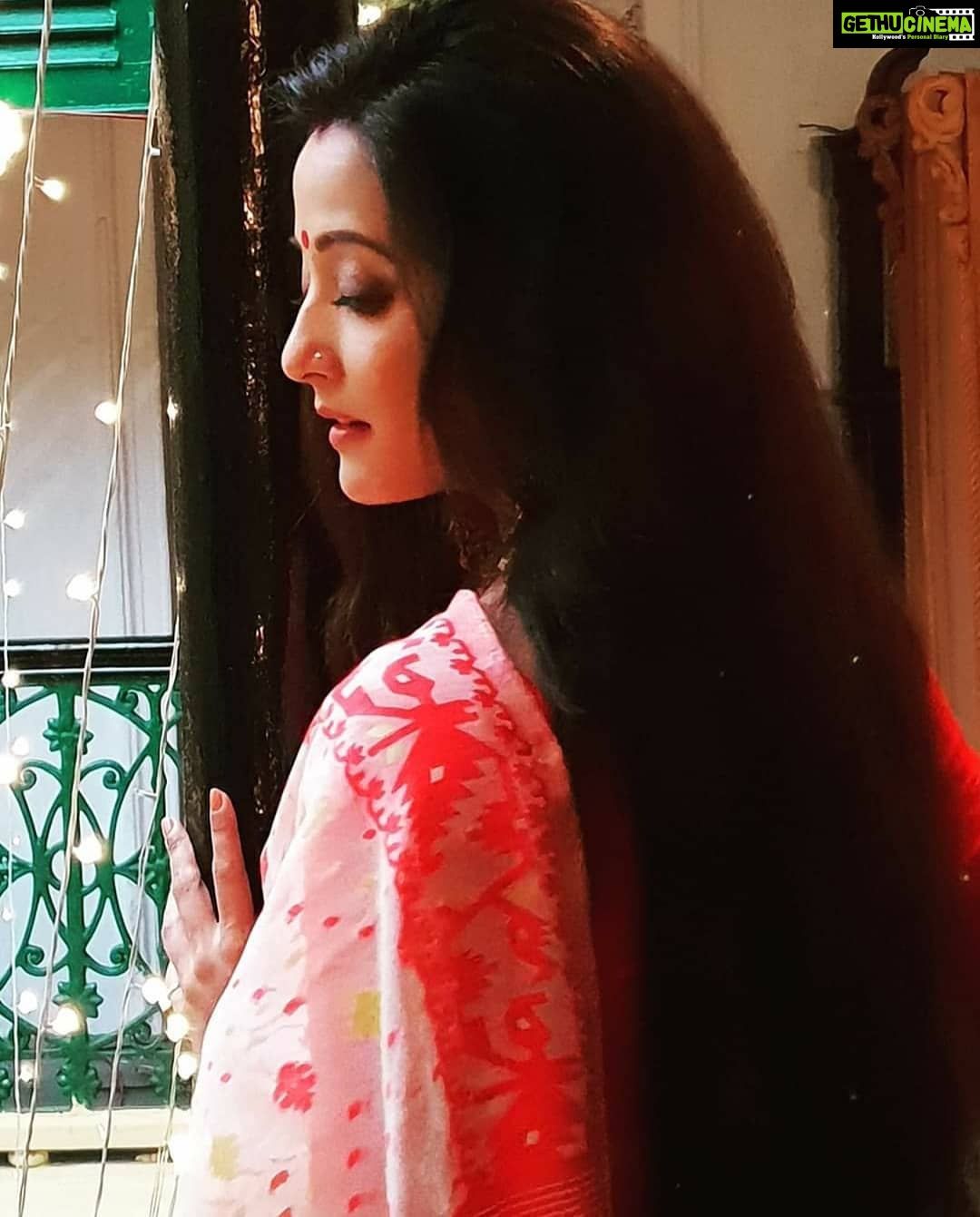 Raima Sen Instagram - #shubhonoboborsho শুভ নববর্ষের প্রীতি,শুভেচ্ছা ও অভিনন্দন। নতুন বছর খুব ভালো কাটুক এবং আনন্দে কাটুক। #happynewyear