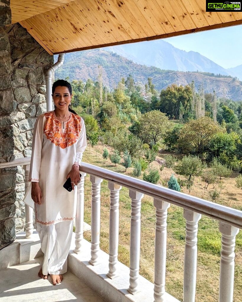 Raiza Wilson Instagram - A heavenly & homely experience in Srinagar. Staying at - @thegreystonedara 🏔️ A Gorgeous home with exquisite food and beauty all around !! So much to offer 🌷 #notanad