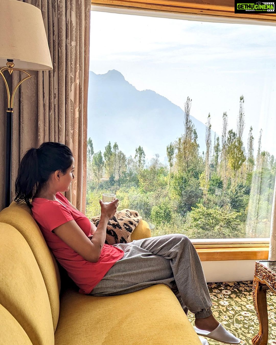 Raiza Wilson Instagram - A heavenly & homely experience in Srinagar. Staying at - @thegreystonedara 🏔️ A Gorgeous home with exquisite food and beauty all around !! So much to offer 🌷 #notanad