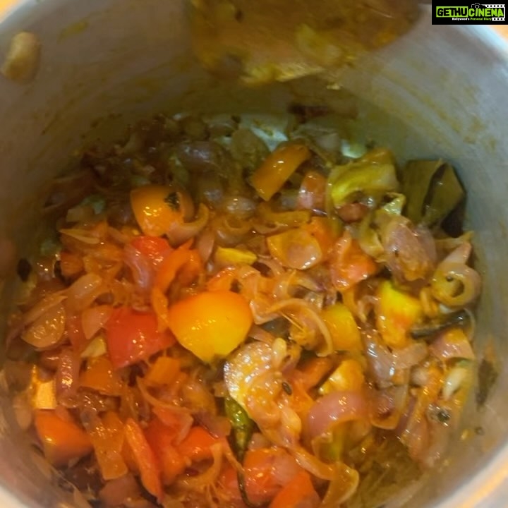 Rakshan Instagram - Cooking is love made visible 🥰it’s all about taking efforts for what you love and my love for biriyani is eternal (comment ur love for briyani) #briyani ♥️