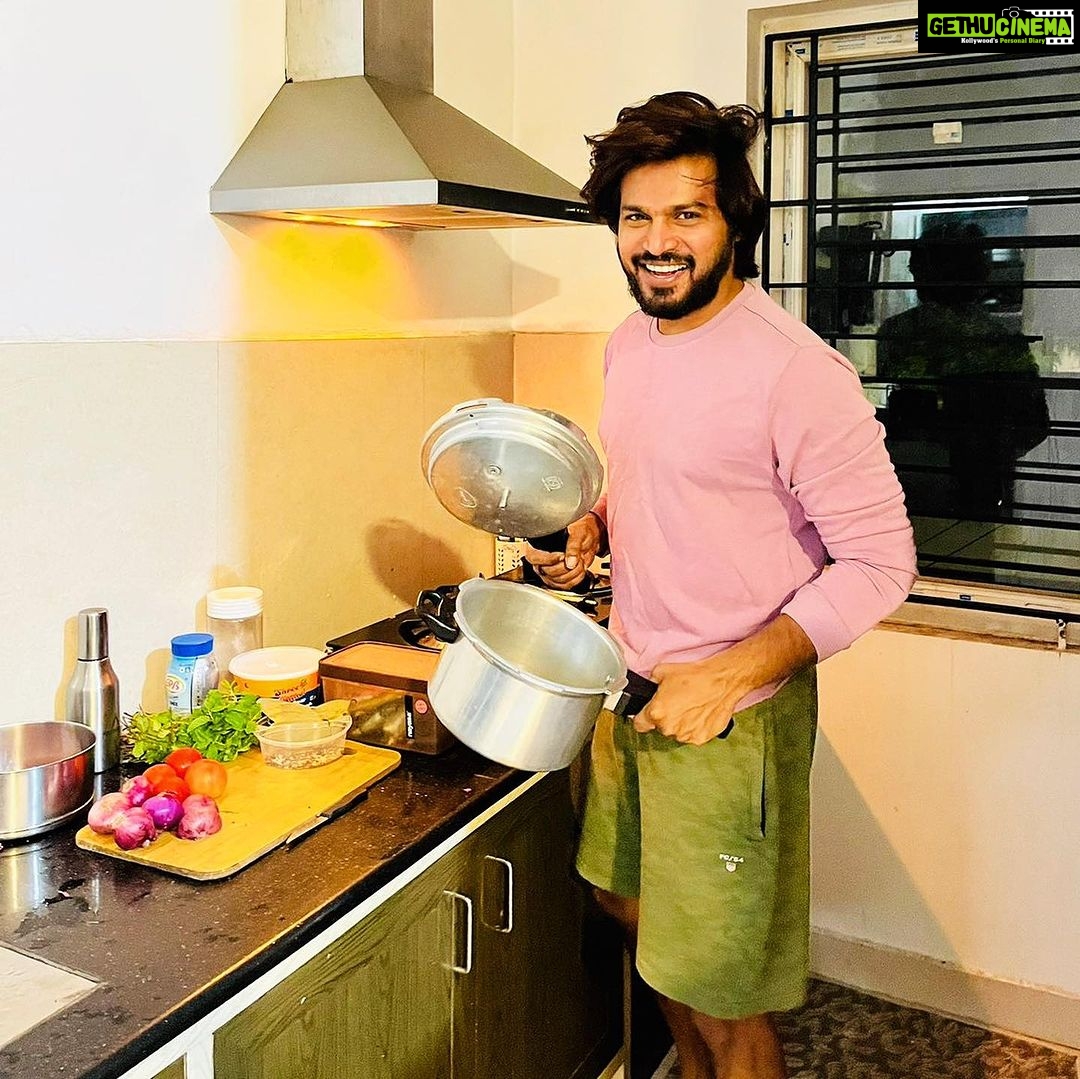 Rakshan Instagram - Cooking is love made visible 🥰it’s all about taking efforts for what you love and my love for biriyani is eternal (comment ur love for briyani) #briyani ♥️