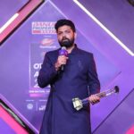 Rakshit Shetty Instagram – Humbled and honored to receive the ‘Pioneering Contribution in New Wave Cinema’ Award at OTTPlay Awards 2023 for ‘777 Charlie’ and ‘Sapta Sagaradaache Ello’ 🤗 

Here’s to the art of storytelling and the future of cinema✨

@ottplayapp #OTTplayAwards2023 #DanubeOTTplayAwards2023