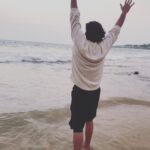 Rakshit Shetty Instagram – ದೂರ ಗಗನದಲಿ ಕನಸ್ಸೊಂದ ಕಂಡು ಕೈ ಚಾಚಿದೆ… ಅಪ್ಪಳಿಸಿ ಕಾಲಿಗೆ ಅಲೆಗಳು, ನಾ ನಡೆದ ಹಾದಿಯನು ಅಳಿಸಿದೆ… 

The only footprint etched is where I stand, And the winds gently caress the dreams in my hand #kanyakumari