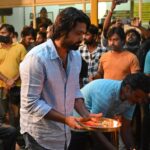 Rakshit Shetty Instagram – 164 ಅಪೂರ್ವ ದಿನಗಳ ಶೂಟಿಂಗ್​ಗೆ ಪೂರ್ಣ ವಿರಾಮ…
#777Charlie ಚಿತ್ರದ ಕುಂಬಳಕಾಯಿ ಕಾರ್ಯಕ್ರಮದ ಒಂದಷ್ಟು ಸಿಹಿ ಕ್ಷಣಗಳು ಇಲ್ಲಿದೆ ✨

Embracing the journey and bidding it a happy adieu. See you in the theatres on the 31st of December, 2021 😊
.
Photo Courtesy: @vageeshkanth
.
@kiranraj_k @rajbshetty @iamsangeethasringeri @bobbysimha @danishsait @nobinpaul @pratheek_darkbirdfilms @arvindskash @ullashydur @dk9pramod @paramvah_studios @prithvirajproductions @stonebenchfilms