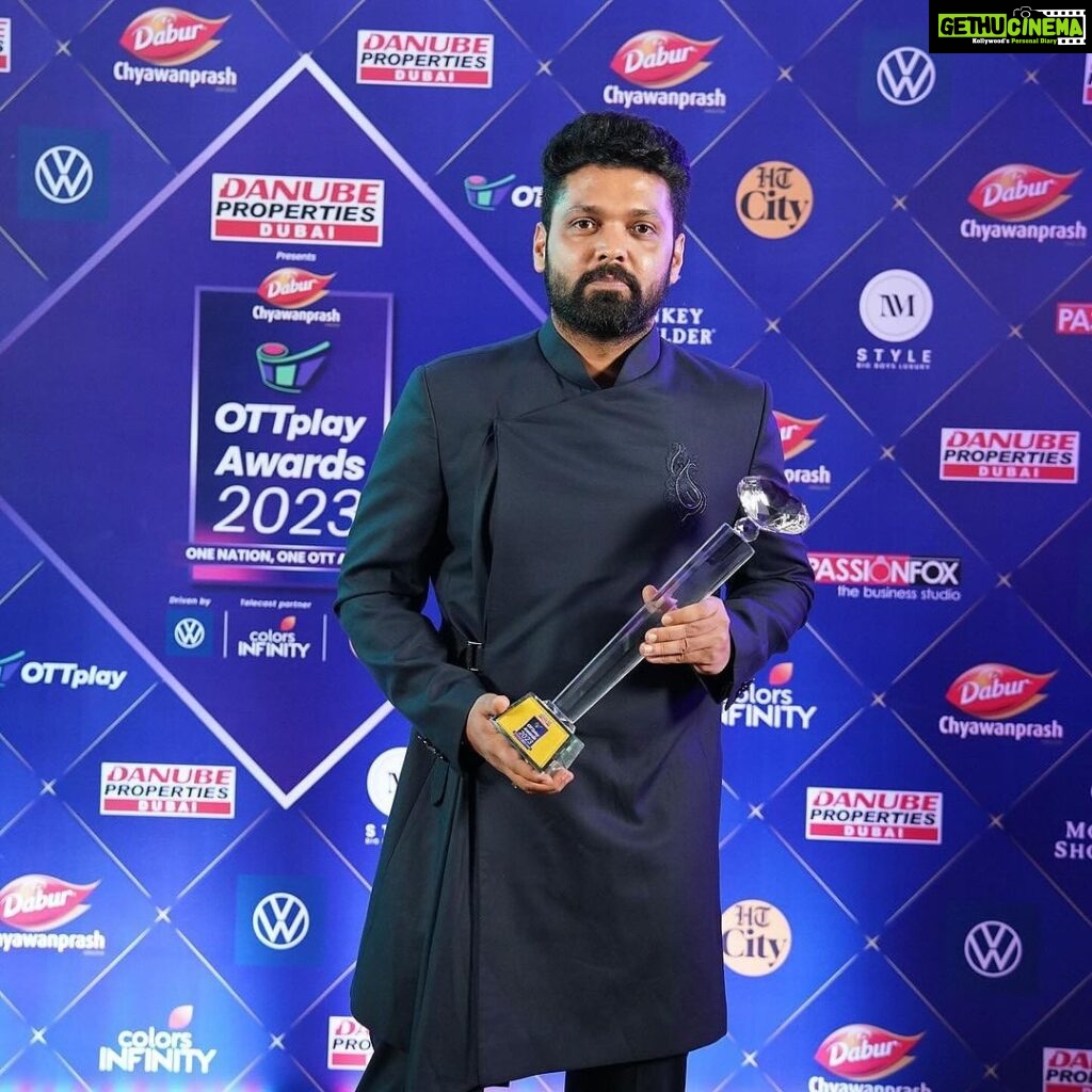 Rakshit Shetty Instagram - Humbled and honored to receive the ‘Pioneering Contribution in New Wave Cinema’ Award at OTTPlay Awards 2023 for ‘777 Charlie’ and ‘Sapta Sagaradaache Ello’ 🤗 Here’s to the art of storytelling and the future of cinema✨ @ottplayapp #OTTplayAwards2023 #DanubeOTTplayAwards2023