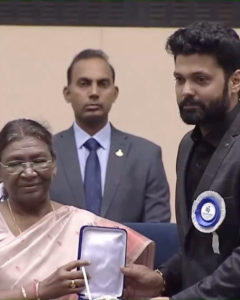 Rakshit Shetty Instagram - A moment of grace and gratitude! Nothing but thankful 🤗 #69thNationalFilmAwards #777Charlie