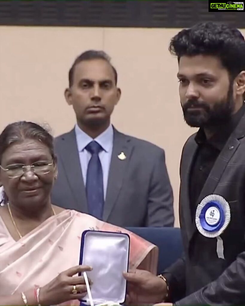 Rakshit Shetty Instagram - A moment of grace and gratitude! Nothing but thankful 🤗 #69thNationalFilmAwards #777Charlie