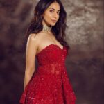 Rakul Preet Singh Instagram – Sparkling so hard , I could be a firecracker 😜😝 

Outfit @seemagujraldesign
Necklace @razwada.jewels
Rings @karnikajewelshyd

Styled by @anshikaav
Styling Team @bhatia_tanisha @tanazfatima
Makeup @im__sal
Hair @aliyashaik28
Shot by @lisadsouza