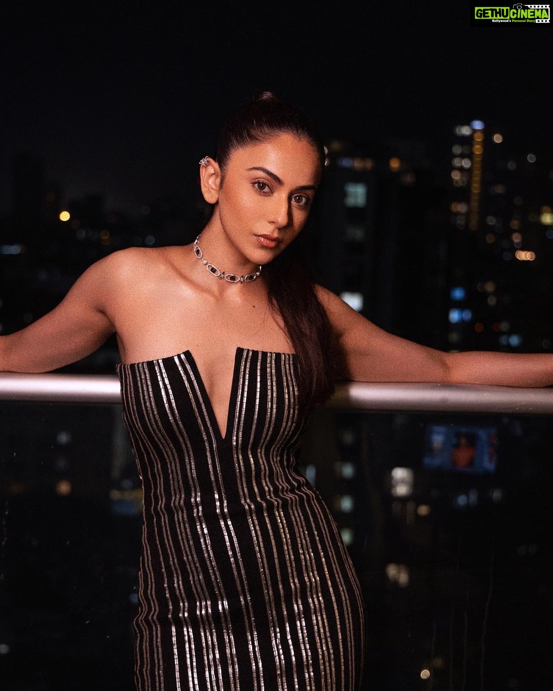 Rakul Preet Singh Instagram - I just let my hair do the drama π€ Outfit @sameermadan_official Necklace @outhousejewellery Ear cuff @tuula.jewellery Rings @outhousejewellery @viangevintage Handcuff @outhousejewellery Footwear @charleskeithofficial Bag @outhousejewellery Styled by @anshikaav Styling Team @tanazfatima @bhatia_tanisha Makeup @im__sal Hair @aliyashaik28 Shot by @ishanzaka