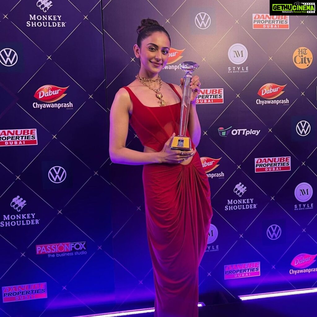 Rakul Preet Singh Instagram - Some films are super special and #chattriwali is one of them .. breaking taboos ❤ Thankyou #htottplayawards for #bestactor award . Thankyou to the entire team and most importantly the audiences who gave us so much love .. ❤