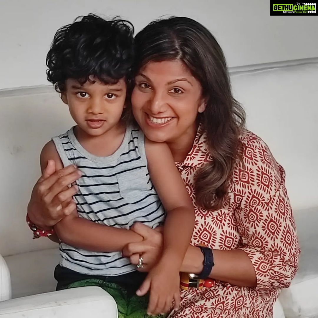 Rambha Instagram - Happy Navratri to One n all 🥰 @thirdeye.prakaash- lovely pics.#celebration #celebrity #navratri #dasera #durga #durgapooja #friends