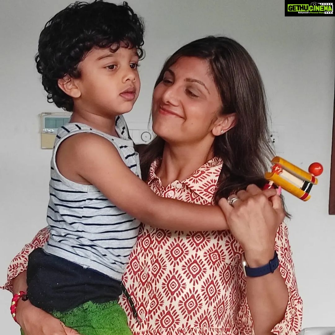 Rambha Instagram - Happy Navratri to One n all 🥰 @thirdeye.prakaash- lovely pics.#celebration #celebrity #navratri #dasera #durga #durgapooja #friends