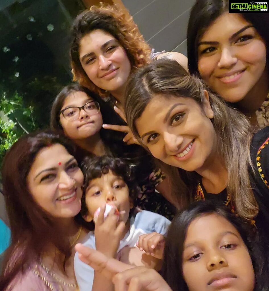 Rambha Instagram - Lovely time catching up with friends (family)after long time 😍🥰love you khush 😘 thanks