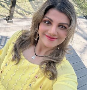 Rambha Instagram - ❤️ Ellarukum Yanoda Iniya Puthandu Naal Vazhthukaal 🤗🙏❤️#festival #celebrity #celebration #family #reels #housewife #women #celebstyle #fans #media #press