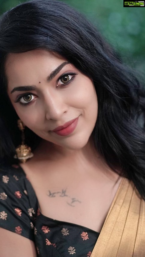 Ramya Subramanian Instagram - The song that stayed long after the film got over ! ♥️🫰🏻😃! #Leo #KaruKaruKarupayi 📸- @anirudh.sriknth Saree - @thariibyshrutika 💄- @najilasyed_mua 💇🏻♀️- @sowmiyahairnmakeup Saree drape - @drapineered_by_g