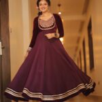 Ranjani Raghavan Instagram - ಕತ್ತಲೆಯಿಂದ ಬೆಳಕಿನೆಡೆಗೆ.. ಅಜ್ಞಾನದಿಂದ ಜ್ಞಾನದೆಡೆಗೆ.. ರೂಢಿಯಿಂದ ಸತ್ಯದೆಡೆಗೆ ಸಾಗುವ ✨ ದೀಪಾವಳಿಯ ಶುಭಾಶಯಗಳು 🪔 Wearing- @seemasinghdesignstudio Photography - @kandys_moments MUA - @makeup.jyoti Hairdress @kavya_ashok_hairstylist