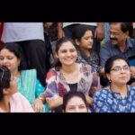 Ranjani Raghavan Instagram - ಕಥೆಕೂಟ ಸಮಾವೇಶ ೨೦೨೩ (ಅಕ್ಟೋಬರ್ ೨೮-೨೯) ಲಿಟ್ ಫ಼ೆಸ್ಟ್ ನ ಶಿಸ್ತು, ಕಾಲೇಜ್ ಫ಼ೆಸ್ಟ್ ನ ಮಸ್ತಿ ಬೆಂಗಳೂರಿನಿಂದ ಕಾರ್ ಪೂಲಿಂಗ್ ಮಾಡಿಕೊಂಡು ಹೊರಟು, ಮನೆಯಿಂದ ಮಾಡಿಕೊಂಡು ಬಂದ ತಿಂಡಿಯನ್ನು ದಾರಿ ಮಧ್ಯೆ ಒಟ್ಟಿಗೆ ಸವಿದು, ಹರಿಹರದ ಆಶ್ರಮದಲ್ಲಿ ಶ್ವಾಸಗುರುಗಳು- ವಚನಾನಂದರನ್ನು ಭೇಟಿಯಾಗಿ, ಮಠದ ಪ್ರಸಾದ-ದರ್ಶನ ಹಾಡು, ವಚನಗಾಯನ ಮುಗಿಸೋಷ್ಟರಲ್ಲಿ ಗುಂಪಿನಲ್ಲಿ ಹೆಸರುಗಳಾಗಿ ಪರಿಚಯವಾಗಿದ್ದವರೆಲ್ಲರ ಮುಖಪರಿಚವಾಯ್ತು. ಪ್ರತಿಯೊಬ್ಬರೂ ತಮ್ಮ ತಮ್ಮ ಕ್ಷೇತ್ರದಲ್ಲಿ ಸಾಧಕರು, ಸಿಕ್ಕಾಪಟ್ಟೆ ಇಂಟ್ರೆಸ್ಟಿಂಗ್ ಅನ್ನಿಸೋ ವ್ಯಕ್ತಿತ್ವ. ಅತಿಥಿಗಳಾದ ಟಿಎನ್.ಎಸ್ ಸರ್, ರಾಘವೇಂದ್ರ ಪಾಟೀಲ್ ಸರ್ ಮತ್ತು ಬಿ.ಆರ್.ಎಲ್ ಸರ್ ಒಡನಾಟ ಅವಿಸ್ಮರಣೀಯ. ಚಿಕ್ಕಂದಿನಿಂದಲೂ ಸ್ಪರ್ಧೆಗಳಲ್ಲಿ ಭಾವಗೀತೆಗಳನ್ನು ಹಾಡುವ ಮುನ್ನ ಹೆಮ್ಮೆಯಿಂದ ರಚನಕಾರರ ಹೆಸರನ್ನು ಹೇಳುತ್ತಿದ್ದವಳಿಗೆ, ಅವರೊಂದಿಗೆ ಆತ್ಮೀಯತೆಯಿಂದ ಮಾತನಾಡುವ, ವಿಚಾರವಿನಿಮಯ ಮಾಡಿಕೊಳ್ಳೋ ಅವಕಾಶ ಸಿಕ್ಕಿರುವುದು ಸಾರ್ಥಕಭಾವನೆ ಮೂಡಿಸುತ್ತದೆ. ಮೊದಲ ಬಾರಿಗೆ ನಾನು ಗೋಷ್ಠಿಯೊಂದರ ನಿರ್ವಹಣೆ ಮಾಡಿದ್ದು, ಮತ್ತು ಇತರೆ ಗೋಷ್ಠಿಗಳ ಚರ್ಚೆಯಿಂದ ದೊರೆತ “ಟೇಕ್ ಅವೇ” ಅಪಾರ. ನಾನು ಬರೆಯುವ ಕಥೆ ನನ್ನದಾಗಿ, ನನ್ನ ಊರಿನದ್ದಾಗಿ ಈ ಕಾಲಕ್ಕೆ ಸೇರಿದ್ದಾಗಿ, ಪರಂಪರೆಯ ಭಾವನೆಯನ್ನ ಉಳಿಸಿಕೊಂಡು, ಓದುಗನು ಅದನ್ನು ತನ್ನದಾಗಿಸಿಕೊಂಡಾಗ ಅದು ಜನಪ್ರಿಯ ಕಥೆಯಾಗಿ ಪರಿಪೂರ್ಣವಾಗುತ್ತದೆ ಅನ್ನೋ ವಿಚಾರ ನನ್ನನ್ನು ಪುಳಕಗೊಳಿಸಿದೆ. ಕಥೆಕೂಟದ ಲೋಗೋ ಇದ್ದ ಟೀಶರ್ಟ್ ಧರಿಸಿದ ನಮ್ಮನ್ನ ರೆಸಾರ್ಟ್ ನವರು ಎನ್.ಎಸ್.ಎಸ್ ವಿದ್ಯಾರ್ಥಿಗಳೆಂದುಕೊಂಡದ್ದಕ್ಕೆ ಗುಂಪಿನ ಉತ್ಸಾಹ ಮತ್ತು ಶಿಸ್ತೇ ಕಾರಣ. ನಲವತ್ತೈಕ್ಕಿಂತ ಹೆಚ್ಚು ಜನರಿದ್ದರೂ, ದೂರದ ಊರಿನಲ್ಲಿ ಸಮಾವೇಶ ನಡೆಸಿದರೂ ಎಲ್ಲವೂ ಅಂದುಕೊಂಡ ಸಮಯಕ್ಕೆ, ಗುಣದೋಶಗಳಿಲ್ಲದಂತೆ ನಡೆಯಿತು. ಇಷ್ಟೆಲ್ಲದರ ನಡುವೆ ಉತ್ತರ ಕರ್ನಾಟಕದ ಜವಾರಿ ಊಟ, ಎದ್ದುಬರುವಂತಿದ್ದ ನೂರಾರು ಶಿಲ್ಪಗಳನ್ನೊಳಗೊಂಡ ಸುಂದರ ರೆಸಾರ್ಟ್, ಹಾಡು-ಹರಟೆ-ತಮಾಷೆ, ಫ಼ೋಟೋಸೆಶನ್ ಎಲ್ಲವೂ ನಮ್ಮ ಕಾಲೇಜು ಫ಼ೆಸ್ಟನ್ನ ನೆನಪಿಸಿತು. ರಾಶಿ ಖುಷಿ ನೀಡಿದ ಈ ಸುಂದರ ಅನುಭವಕ್ಕಾಗಿ ಜೋಗಿ ಸರ್ ಮತ್ತು ಕುಂಟಿನಿ ಸರ್ ಗೆ ವಂದನೆಗಳು. ಜೈ ಕಥೆಕೂಟ. Utsav Rock Garden, Shiggon