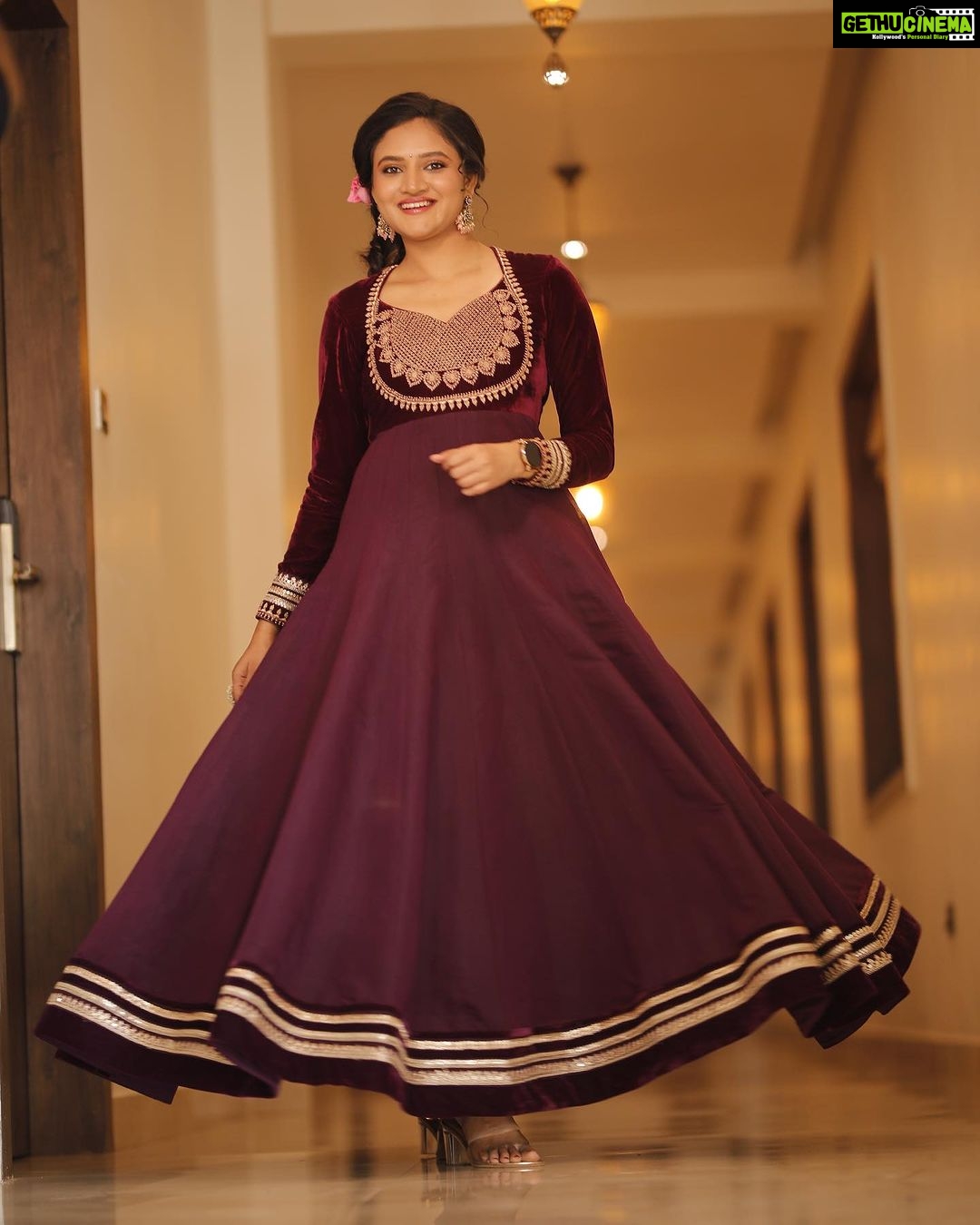 Ranjani Raghavan Instagram - ಕತ್ತಲೆಯಿಂದ ಬೆಳಕಿನೆಡೆಗೆ.. ಅಜ್ಞಾನದಿಂದ ಜ್ಞಾನದೆಡೆಗೆ.. ರೂಢಿಯಿಂದ ಸತ್ಯದೆಡೆಗೆ ಸಾಗುವ ✨ ದೀಪಾವಳಿಯ ಶುಭಾಶಯಗಳು 🪔 Wearing- @seemasinghdesignstudio Photography - @kandys_moments MUA - @makeup.jyoti Hairdress @kavya_ashok_hairstylist