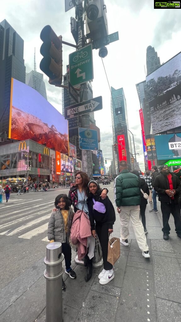 Ranjini Haridas Instagram - Times Square,New York #newyorkcity #manhattan #timessquare #traveldiaries #ranjiniharidas #outandabout #goodtimes Times Square, New York City