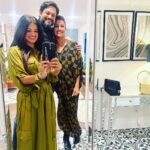 Ranjini Haridas Instagram - Ok..the madness has begun !!!😂 @meera_krishnakumar @rahulmenons @dionnevaz #newyork #manhattan #nightout #fridayvibes #weliketoparty #friendslikefam New York, Manhattan