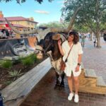 Ranjini Haridas Instagram - Say Hello to the mighty Sharp shooter, a 10 year old handsome Fort Worth Stockyards Longhorn .❤️ Well..he’s definitely horny I’d say !!!😂😂😂 #texas #fortworth #stockyards #traveldiaries #howdypartner #yeehaw #hornycow #😂 Fort Worth, Texas