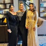 Ranjini Haridas Instagram - With the beautiful hosts of @flowerstvusa 6th anniversary star show and award night held in Chicago,Illinois. @shanamohan @kavya_shivaramakrishnan, Was an absolute blast catching up and hangin ladies !!! Outfit : @madebymilankochi Makeup and Hair : Farha and Sangita #showtime #chicago #yellowboxtheatre #starshow #awardnight #letsdanceamerica #ranjiniharidas Chicago, Illinois