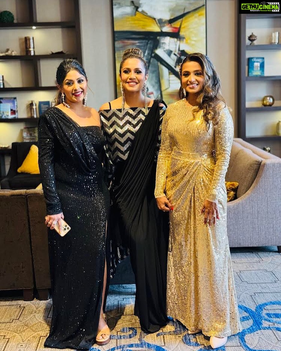 Ranjini Haridas Instagram - With the beautiful hosts of @flowerstvusa 6th anniversary star show and award night held in Chicago,Illinois. @shanamohan @kavya_shivaramakrishnan, Was an absolute blast catching up and hangin ladies !!! Outfit : @madebymilankochi Makeup and Hair : Farha and Sangita #showtime #chicago #yellowboxtheatre #starshow #awardnight #letsdanceamerica #ranjiniharidas Chicago, Illinois