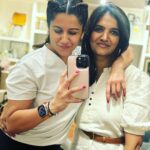 Ranjini Haridas Instagram - Friends who shop together live forever.We also take selfies together.She my crazy frog!!! 🐸👼😈😂 @msmarti_ranj #justdubaithings🇦🇪 #traveldiaries #crazymeetscrazy #ranjiniharidas