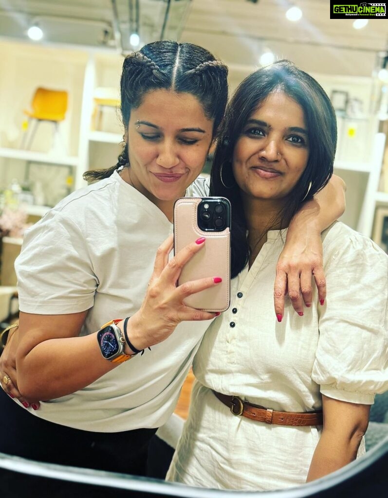 Ranjini Haridas Instagram - Friends who shop together live forever.We also take selfies together.She my crazy frog!!! 🐸👼😈😂 @msmarti_ranj #justdubaithings🇦🇪 #traveldiaries #crazymeetscrazy #ranjiniharidas