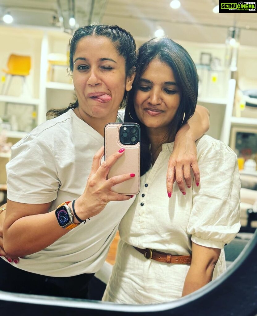 Ranjini Haridas Instagram - Friends who shop together live forever.We also take selfies together.She my crazy frog!!! 🐸👼😈😂 @msmarti_ranj #justdubaithings🇦🇪 #traveldiaries #crazymeetscrazy #ranjiniharidas