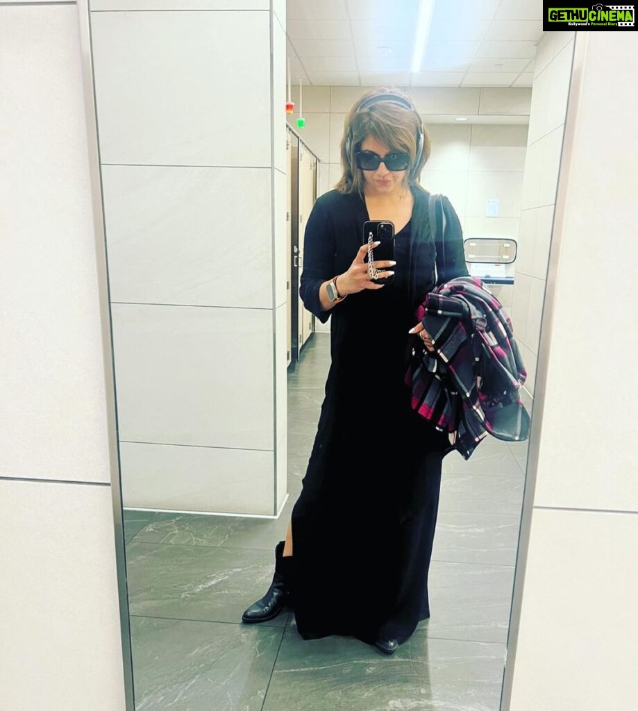 Ranjini Haridas Instagram - Just another Airport Bathroom click !!!📷 #bathroomselfie #mirrorselfie #airportselfie #whichoneisit #😂
