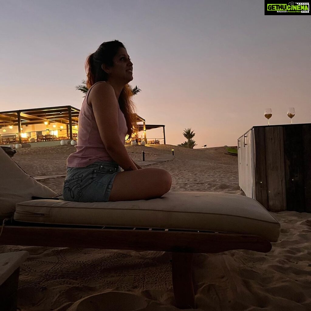 Ranjini Jose Instagram - When the sun sets on the beach 🏜 📷 @hashnacot Jebel Sifah
